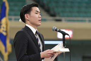 午後の部で卒業生に向け在学生送辞を述べる國井宏樹さん（人間環境学部3年）