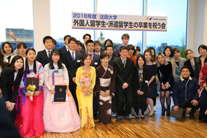 外国人留学生・派遣留学生の卒業を祝う会では民族衣装で参加する留学生も