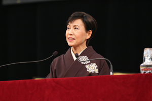 田中優子総長は卒業生へ「自ら学び、決断し、選んでいく生き方こそ『自由を生き抜く』ことです。ぜひそのことを心にとどめてください」と告辞を述べた