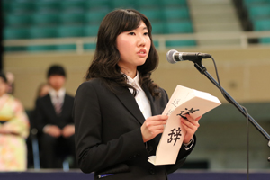 卒業生に向け在学生送辞を述べる完倉舞さん（国際文化学部3年）