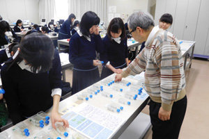 原生生物サンプルを選ぶ生徒