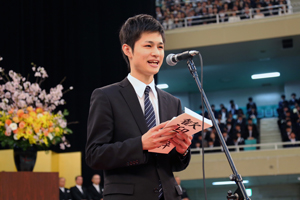 午前の部で歓迎の辞を述べる和田紘治さん（人間環境学部4年）