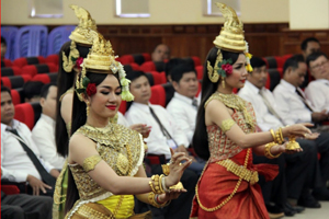 調印式で披露されたカンボジアの民族舞踊