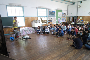 富士山に生息する外来種について学生が説明を受けている様子