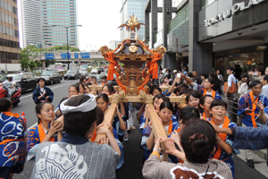 明るい声でお神輿を担ぐ姿に、沿道の観客の方も笑顔で応援してくださいました