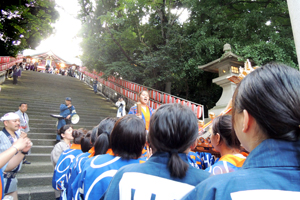 日枝神社へ向かう最後の石段「男坂」が最大の難所
