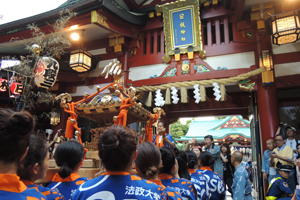 無事に男坂を登り切り、日枝神社に宮入することができました