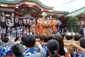 最後にお神輿を日枝神社に奉納しました