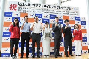 （左から）青木選手、矢澤選手、金丸選手、田中総長、見延選手、中山選手、三宅選手