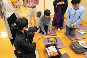 能面の紹介をしている様子