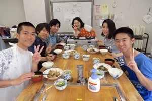 自分たちで作った料理を食べる