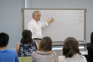 講師の廣瀬幸雄先生（金沢大学名誉教授、日本コーヒー文化学会副会長）