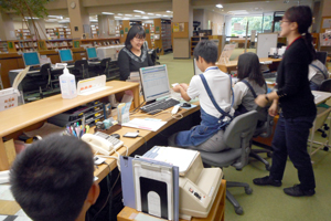 カウンターでの図書貸し出し業務の様子