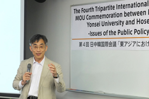 コミュニティの制度化について講演を行う名和田是彦教授