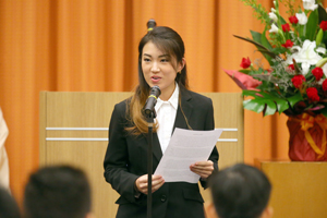 歓迎の辞をスピーチする在学生代表の山崎愛美さん（グローバル教養学部2年）