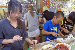 山村留学生たちと一緒に韓国・中国料理づくり