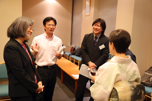 会場のあちこちで受賞教員と総長はじめ役員、学部長らとの懇談する姿が見られた