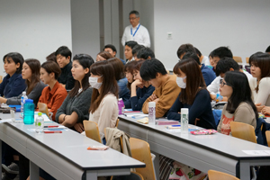 熱心に講演を聴く参加者の様子