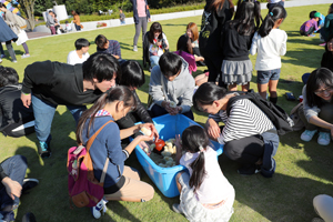 移動動物園には多くのお子さんたちが集まった