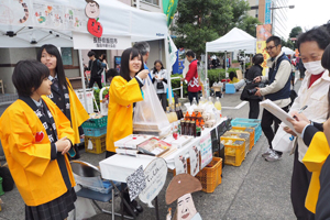 飯田市の特産品とともに販売された弁当は、2日間で計70個が完売した