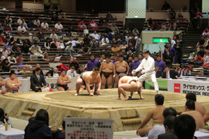 試合中の様子（奥：日本大学／手前：法政大学）