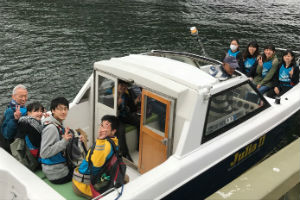 参加学生が護岸に向うためボートに乗船