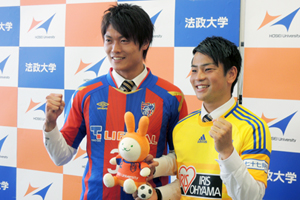 体育会サッカー部の山田選手（左）と永戸選手