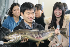 木戸川で獲れた生きたサケに触れ大興奮