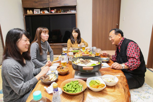 民泊先の町民の方と夕食を食べながらの交流