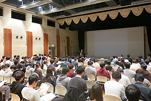 多摩キャンパス（EGG DOME ホール）での講演の様子