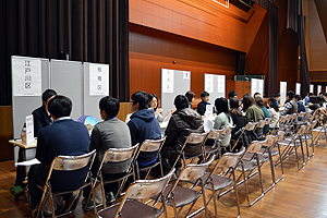 卒業生の話を真剣に聞く学生たち