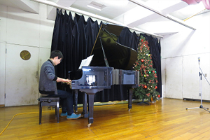 こどもたちのためにピアノでクリスマスソングを演奏