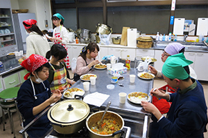 作ったカレーをみんなで食べ食品ロスについて語る