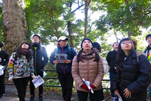 【高尾山登山ツアー】高尾山の景色を楽しむ参加学生