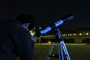 【星空観望会】望遠鏡を用いて星を観測する様子