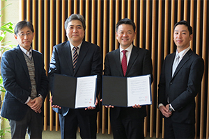 左から小島聡教授、渡邊誠学部長、野口洋代表取締役、菅原和利営業部長