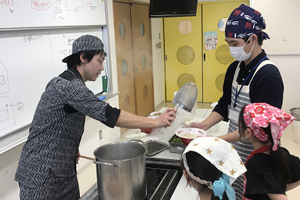 一風堂の方がつくってくれたラーメンを子供たちのために配膳する