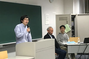 今後の活動に関する改善案を提案する学生