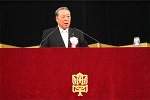ご来賓を代表して祝辞を述べられた法政大学校友会の桑野秀光会長
