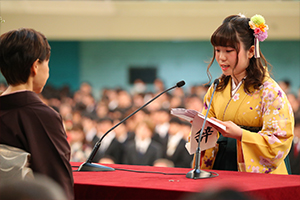 午前の部で卒業生を代表し答辞を述べる三井美月さん（社会学部）