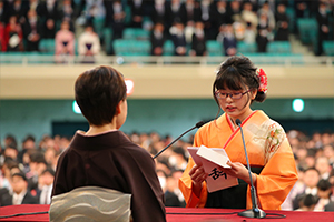 午後の部で卒業生を代表し答辞を述べる伊藤優花さん（経営学部）