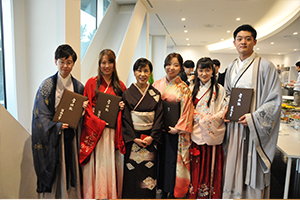 外国人留学生・派遣留学生の卒業を祝う会では民族衣装で参加する卒業生の姿も見られた