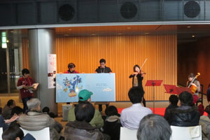 児童文化研究会のかたりにあわせて演奏する東京・春・音楽祭