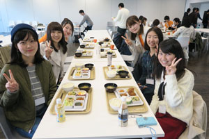 学食で楽しくランチ