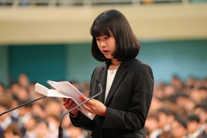 午前の部で入学の辞を述べる岡戸咲歩さん（法学部1年）