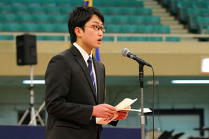 午後の部で歓迎の辞を述べる熊坂涼太さん（社会学部4年）