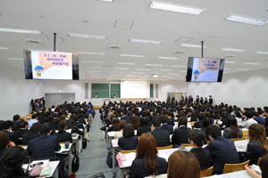 入学式後は父母・保証人向けキャリアセンターガイダンスが行われた