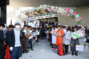 新入生歓迎祭で盛り上がる市ケ谷キャンパス