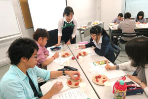 異なる種類のトマトを食べ比べ