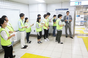 21日から開始するボランティアに備え、飯田橋駅の施設説明